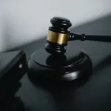 Czy złożenie wniosku o upadłość konsumencką wstrzymuje egzekucję komorniczą?
