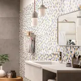 Bagno moderno con rivestimento a triangoli colorati, un'idea per il tuo rivestimento bagno fai da te.