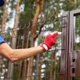 Jak postawić płot panelowy - proste kroki, które musisz znać