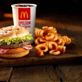 Mc Donalds kanapka drwala z chrupiącymi krążkami ziemniaczanymi i napojem.