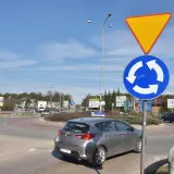 Rondo z ruchem okrężnym. Kierowca mógłby dostać mandat za wymuszenie pierwszeństwa bez kolizji, gdyby nie ustąpił pierwszeństwa pojazdom na rondzie.