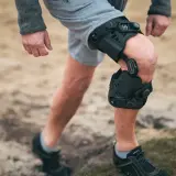 Mann mit Knieorthese, die bei einem Innenbandriss am Knie hilft.