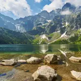 Gdzie jest Morskie Oko? Jezioro w otoczeniu gór, lasów i kamieni.