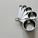 Zestaw metalowych miarek kuchennych. Pomogą Ci ustalić, ile ml oleju to gram, przyrządzając potrawy.