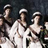 Die Kinder von Nikolaus II. posieren in festlicher Kleidung. Vier Mädchen in weißen Kleidern und ein Junge in Uniform.
