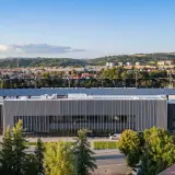 Nowoczesny stadion Sandecji w Nowym Sączu, otoczony zielenią i górami, gotowy na nowe emocje.