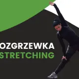 Kobieta wykonuje ćwiczenie rozciągające, przygotowując ciało do wysiłku.