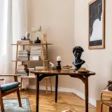 Styl vintage co to jest? To przytulny kącik z fotelem, biurkiem, książkami i gramofonem.