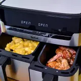 Dwukomorowy Tefal z frytkami i kurczakiem, idealny do rankingu air fryer.