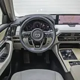Wnętrze Mazdy CX-60 z nowoczesnym ekranem nawigacji i eleganckimi detalami. Sprawdź mazda cx 60 cena i wyposażenie.