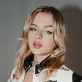 Młoda kobieta z blond włosami i makijażem, w kurtce. Zastanawiasz się, ile lat ma Paulina Hornik?
