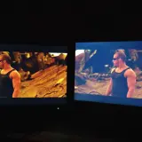 Dwa ekrany telewizorów pokazujące tę samą scenę z filmu z różnymi kolorami.