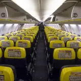 Wnętrze samolotu Ryanair z rzędami żółtych zagłówków. Trudno określić, ile jest miejsc w samolocie Ryanair, ale jest ich mnóstwo!