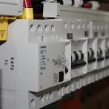 Panel z wyłącznikami, jeden bezpiecznik jest wyłączony, co może oznaczać brak jednej fazy.