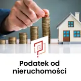 Dłoń kładzie monetę na stosie monet obok modelu domu.