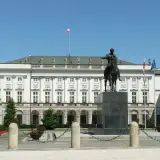 Pałac Prezydencki w Warszawie z pomnikiem konnym. To miejsce, gdzie często dochodzi do politycznej koabitacji, co to znaczy? Współpraca różnych sił.
