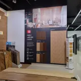 Wystawa paneli lamelowych VOX Linerio i podłóg drewnianych w salonie.
