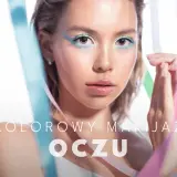 Kolorowy makijaż oka w pastelowych barwach, z błękitem, różem i zielenią. Delikatne linie i serduszka podkreślają spojrzenie.
