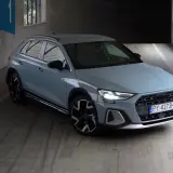 Jasnoszary Audi A1 Citycarver, uważany za najmniej awaryjne audi, stoi na betonowym parkingu.