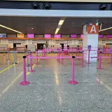 Puste stanowiska odprawy Wizzair. Czekamy na rozpoczęcie odprawy, by rozpocząć podróż.