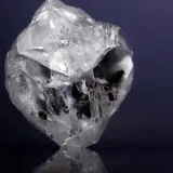 Surowy, nieoszlifowany diament, być może najdroższa piłka na świecie, lśni w blasku.