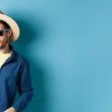 Czy kapelusze męskie są modne? Poznaj najnowsze trendy i stylizacje.