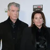 Pierce Brosnan z żoną Keely Shaye Smith na czerwonym dywanie. Elegancka para w czarnych strojach.