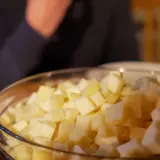 Un bol rempli de dés de fromage savoyard, prêt à être fondu pour un plat réconfortant.