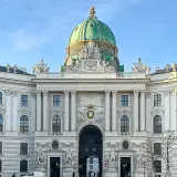 Majestatyczny Hofburg zaprasza na zwiedzanie. Wspaniała architektura i zielona kopuła zachwycają.