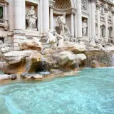 Fontana di Trevi, un capolavoro barocco. Vicino, scopri piazze incantevoli e vicoli storici, un vero tesoro da esplorare.