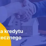Uścisk dłoni symbolizujący umowę, model domu i klucze. Tekst: Marża kredytu hipotecznego.