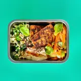 Pyszna dieta pudełkowa wegetariańska Warszawa: grillowany tofu, kasza, szpinak, marchewka i hummus.
