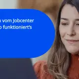 Junge Frau am Laptop, die sich über ein Stipendium für ein Fernstudium informiert, finanziert vom Jobcenter.