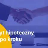 Dwie osoby ściskają sobie dłonie nad stołem z modelem domu. Tekst: "Kredyt hipoteczny krok po kroku". Dowiedz się, jak obliczyć zdolność kredytową kredyt hipoteczny.
