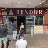 Kolejka do lokalu Tendur, gdzie podobno serwują najlepszy kebab w Polsce. Ludzie czekają na swoje zamówienia.