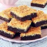 En stapel chokladkakor med kokostäcke, perfekta enkla bakverk för fikat.