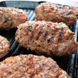 Soczyste Adana kebab w trakcie grillowania. Idealny przepis na pyszny obiad.