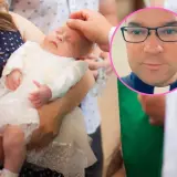 Matka chrzestna z mężem podczas chrztu dziecka. W tle widać księdza.