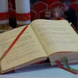 Księga liturgiczna z zaznaczonymi wstążkami, z tekstem modlitw i antyfon. Widoczny imprimatur, świadczący o zatwierdzeniu tekstu przez władze kościelne.