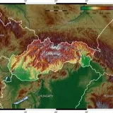 Mapa topograficzna Słowacji z zaznaczonymi pasmami górskimi, miastami i granicami państwowymi.