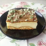 Sernik z miętową czekoladą, lekki jak piórko, na kruchym spodzie.