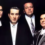 Chłopcy z ferajny obsada: Ray Liotta, Robert De Niro, Paul Sorvino i Joe Pesci w eleganckich garniturach.