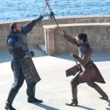 Oberyn Martell z "Gry o tron" w walce na śmierć i życie. Jego przeciwnik w ciężkiej zbroi.