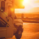 Camping-car au coucher du soleil, une option d'aire camping près de Disneyland Paris pas cher pour des vacances magiques.