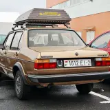 Złoty Volkswagen Jetta GLS z bagażnikiem dachowym Jetbag. Na tablicy rejestracyjnej widnieje numer 1612 EI-2.