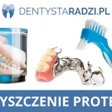 Szczoteczka i proteza w szklance wody. Dowiedz się, jak wyczyścić protezę zębową domowym sposobem, by zachować jej blask i higienę.