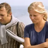 Jan Serce i jego obsada na plaży.