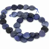 Herzförmige Perlen aus blauem Dumortierit, auf einer Schnur aufgereiht, mit dunklen und hellen Mustern.