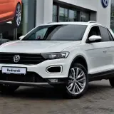Biały Volkswagen T-Roc, jeden z popularnych volkswagen suv modele, zaparkowany przed salonem.