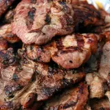 Grillowana karkówka z pięknymi paskami. Jeśli marynata wyszła za słona, dodaj ziemniaki, by jak zneutralizować za słoną marynatę do karkówki przed grillowaniem.